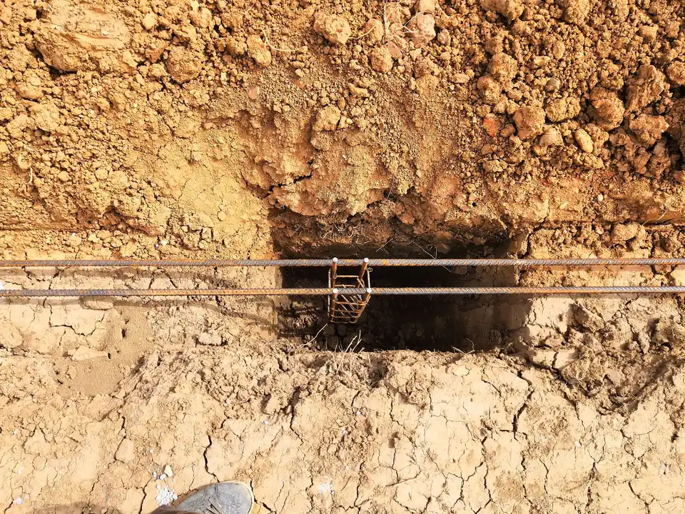 Ferraillage posé dans la fouille d’une fondation, avant le coulage du béton.