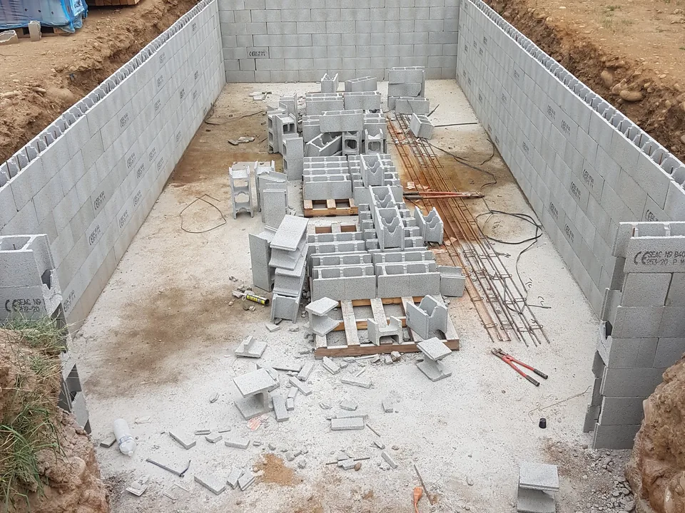 Structure de bassin montée en blocs à bancher.