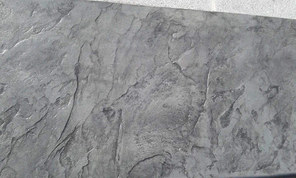 Gros plan d’un béton imprimé gris à motif ardoise.