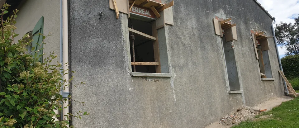 Façade d’une maison ancienne pendant la reprise de ses ouvertures.